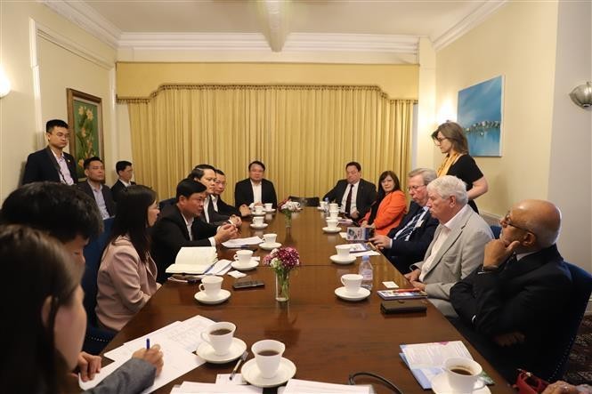En la sesión de trabajo entre la delegación de Nghe An, la Cámara de Comercio del Oeste de Londres y algunas empresas británicas y vietnamitas en el Reino Unido. (Foto: VNA)