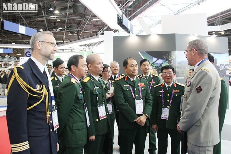 El teniente general Phung Si Tan se reúne con la delegación francesa en la exposición. 