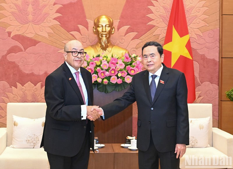 El presidente de la ANV, Tran Thanh Man (Derecha), recibe al secretario general de la Cámara de Representantes de Marruecos y presidente de la Asociación Mundial de Secretarios Generales de los Parlamentos, Najib El Khadi. 