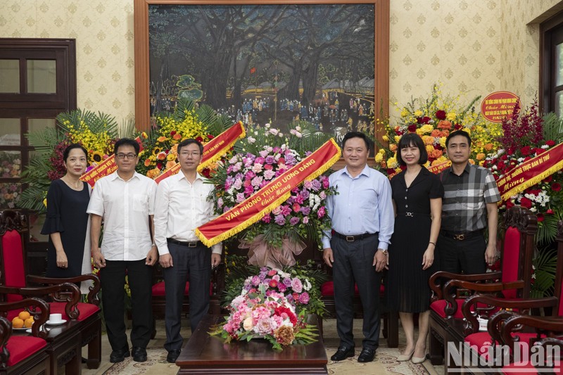 La delegación de la Oficina del Comité Central del CPV, encabezada por Vu Lam Son, director del Departamento de Organización de Personal, felicita al periódico Nhan Dan. 