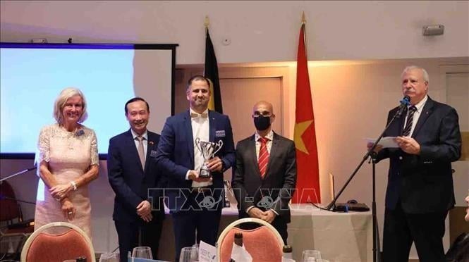 El embajador vietnamita en Bélgica, Nguyen Van Thao, entrega copa al ganador. (Foto: VNA)