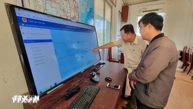 Las actividades de los barcos pesqueros en el mar equipados con dispositivos de seguimiento son monitoreadas en el Departamento de Pesca Provincial de Ninh Thuan. (Foto: VNA)