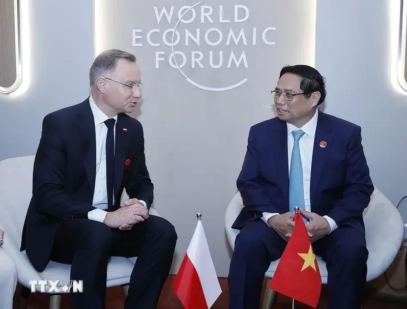 El primer ministro de Vietnam, Pham Minh Chinh (derecha), se reúne con el presidente de Polonia, Andrzej Duda, (Fotografía: VNA)