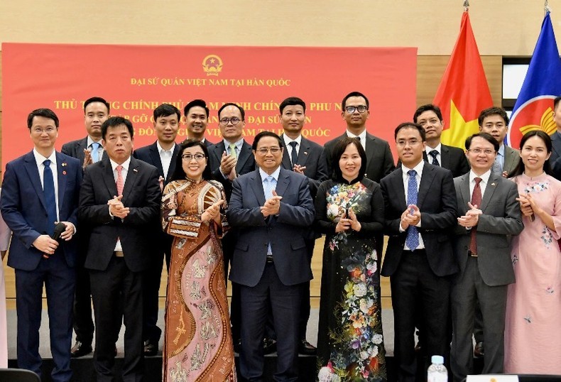 El primer ministro Pham Minh Chinh se reúne con representantes de la Embajada de Vietnam y de otras agencias representativas y de la comunidad vietnamita en Corea del Sur.