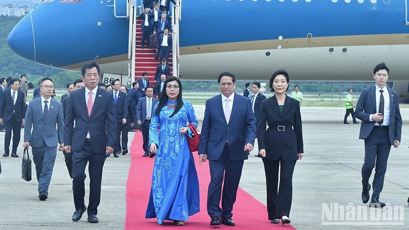 El primer ministro Pham Minh Chinh, su esposa y la delegación de alto rango vietnamita llegan al aeropuerto militar de Seongnam.