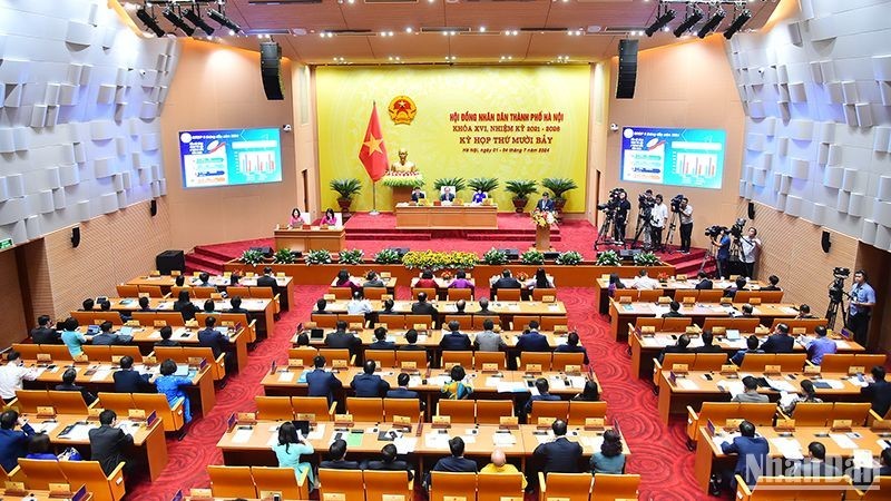 Escena de la apertura del 17 período de sesiones del Consejo Popular de Hanói del XVI mandato.