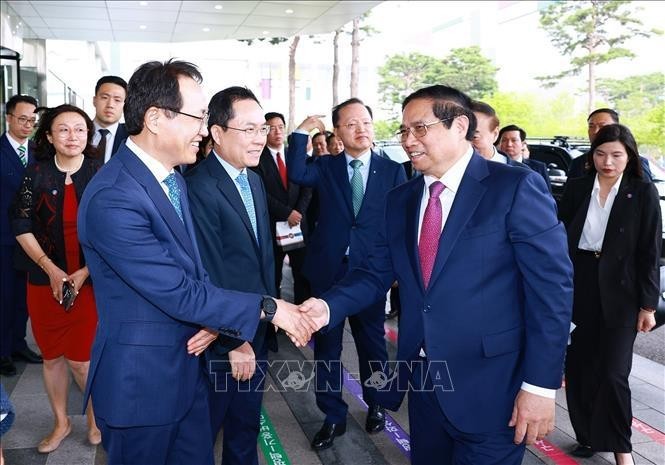 El primer ministro de Vietnam, Pham Minh Chinh, visita el complejo de semiconductores del grupo surcoreano Samsung en la provincia de Gyeonggi. (Foto: VNA)