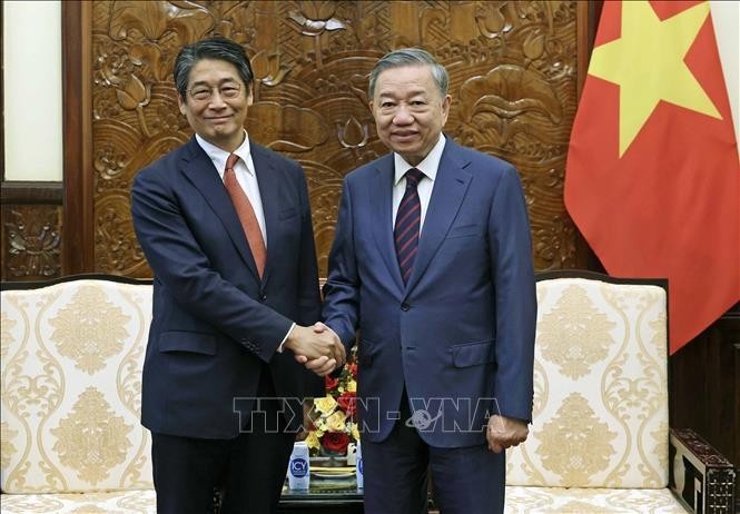 El presidente de Vietnam, To Lam, y el embajador japonés Ito Naoki. (Foto: VNA)