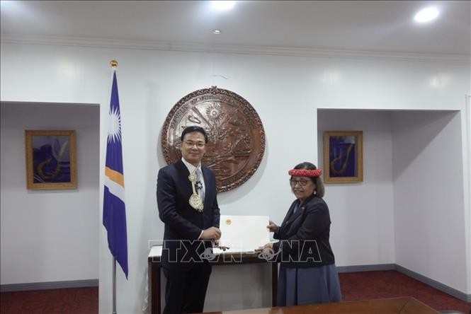 El embajador vietnamita en las Islas Marshall, Pham Quang Hieu presenta las cartas credenciales a la presidenta Hilda Heine. (Foto: VNA)