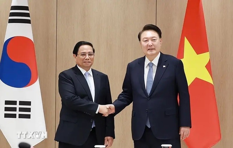 El primer ministro vietnamita, Pham Minh Chinh (izquierda), y el presidente surcoreano, Yoon Suk-yeol. (Foto: VNA)