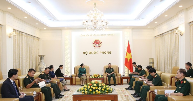 El ministro de Defensa de Vietnam, general Phan Van Giang, recibe a la embajadora de Laos en el país, Khamphao Ernthavanh. (Foto: VNA)