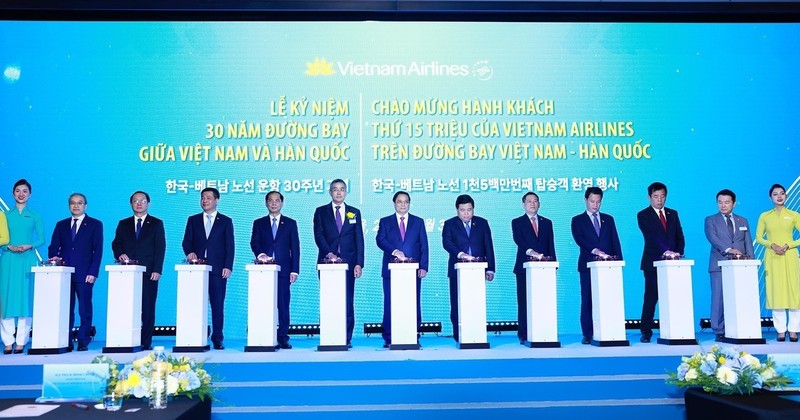 El primer ministro Pham Minh Chinh y los delegados en la ceremonia para celebrar el aniversario 30 de la apertura de vuelos directos de Vietnam Airlines a Corea del Sur (Foto: VNA)