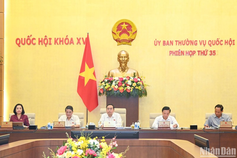 El presidente de la AN, Tran Thanh Man, y los vicepresidentes de este órgano presiden la reunión.