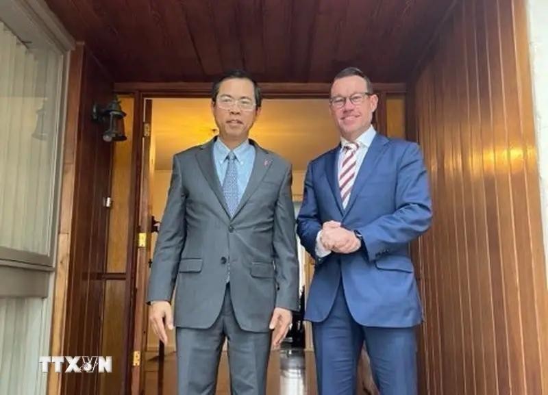 El embajador vietnamita, Pham Hung Tam (en la izquierda), y el director ejecutivo de Comercio e Inversión de Queensland, Justin McGowan. (Foto: VNA)