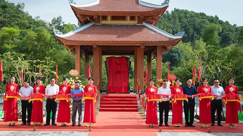  Los dirigentes de Nhan Dan y de la provincia de Thai Nguyen cortan la cinta para inaugurar la obra. 