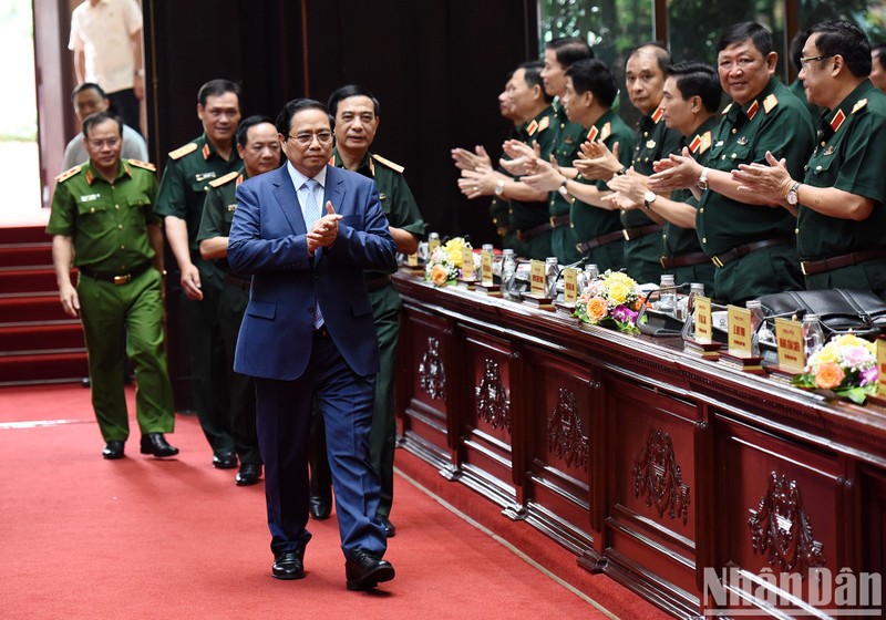 El primer ministro Pham Minh Chinh asiste a la conferencia.