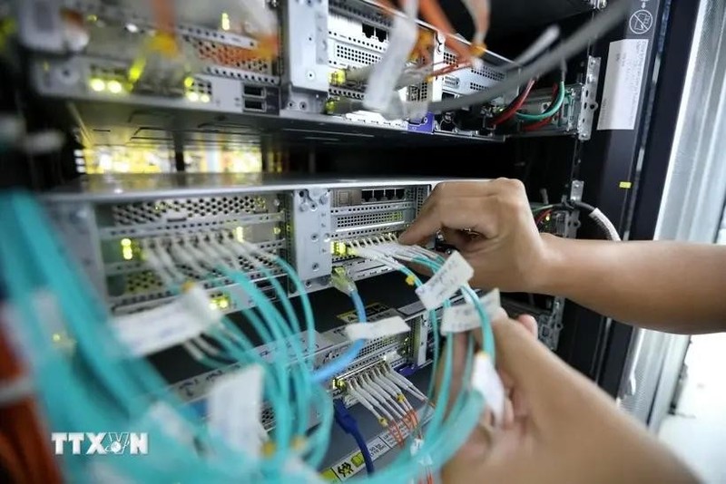 Un técnico del VNPT chequea la distribución y el sistema de transmisión (Centro Provincial de Telecomunicaciones de Tay Ninh). (Fotografía: VNA)