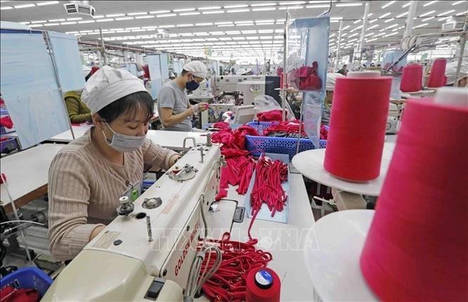 Producción en SCAVI Hue, una empresa textil con inversión francesa en el parque industrial Phong Dien, distrito de Phong Dien, provincia central de Thua Thien-Hue. (Foto: VNA)