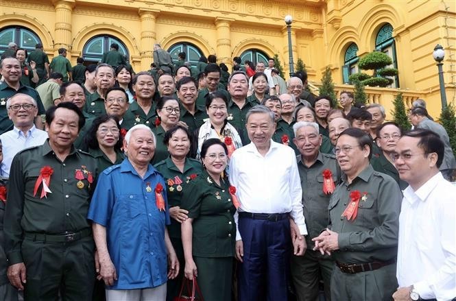 El presidente vietnamita, To Lam, y los exjóvenes voluntarios. (Foto: VNA)