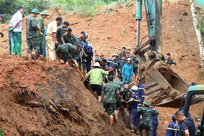 Las fuerzas pertinentes de la provincia de Ha Giang se esfuerzan por buscar a las víctimas del deslizamiento de tierra. (Foto: VNA)