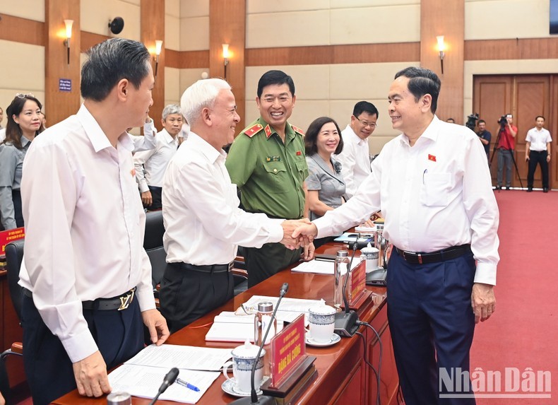 El presidente de la AN, Tran Thanh Man, y los líderes de Hai Phong.