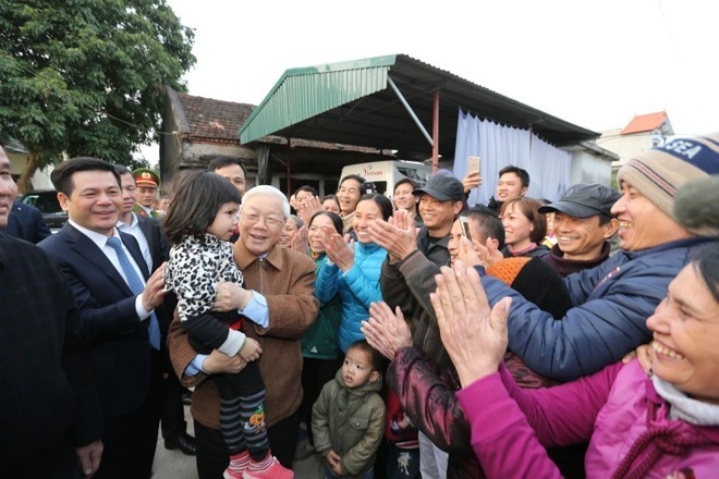 El Partido Comunista y el Estado de Vietnam celebran solemnemente la ceremonia de entrega de la Orden de Estrella Dorada al secretario general de la organización política, Nguyen Phu Trong. 