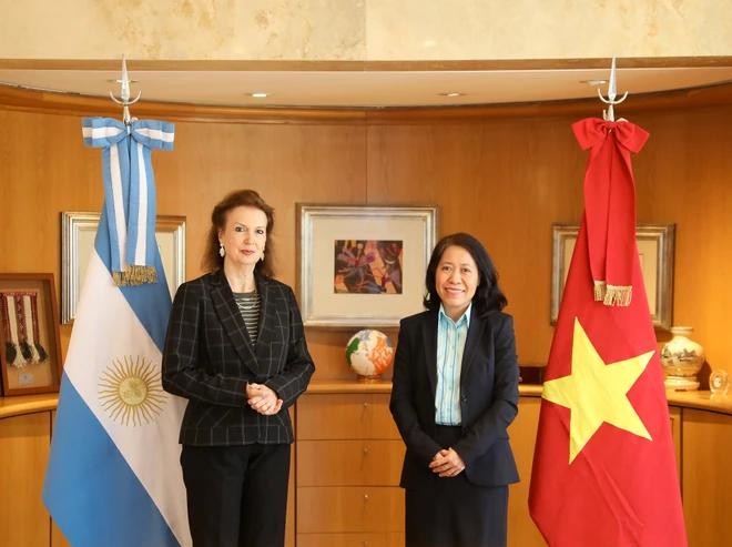 La a canciller argentina, Diana Mondino, y la embajadora vietnamita, Ngo Minh Nguyet. (Foto: VNA)