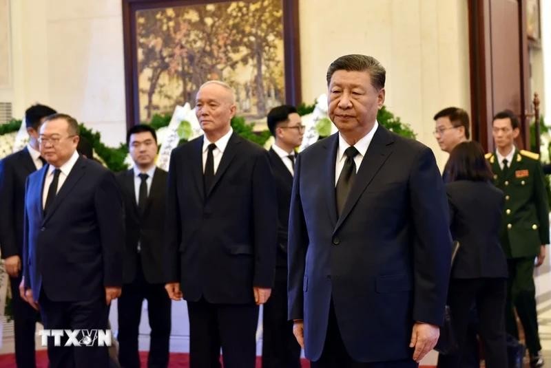 El líder chino, Xi Jinping, y una delegación de altos dirigentes de su país, rinden tributo al secretario general del PCV, Nguyen Phu Trong. (Foto: VNA)