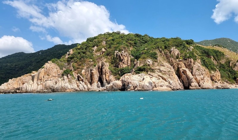 Paisaje lírico en la bahía de Vinh Hy con extensos bosques montañosos y mar azul. (Foto: VNA)