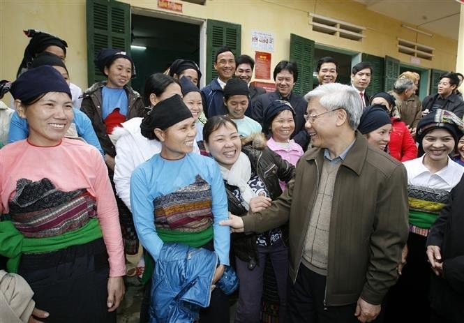 Nguyen Phu Trong, entonces presidente de la Asamblea Nacional, y miembros de grupos étnicos en la comuna de Ngoc Phung, distrito de Thuong Xuan, provincia de Thanh Hoa, enero de 2010. (Foto: VNA)