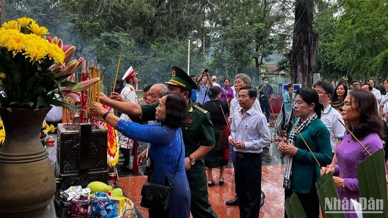 La delegación rinde homenaje a los mártires en el cementerio de Hang Keo.