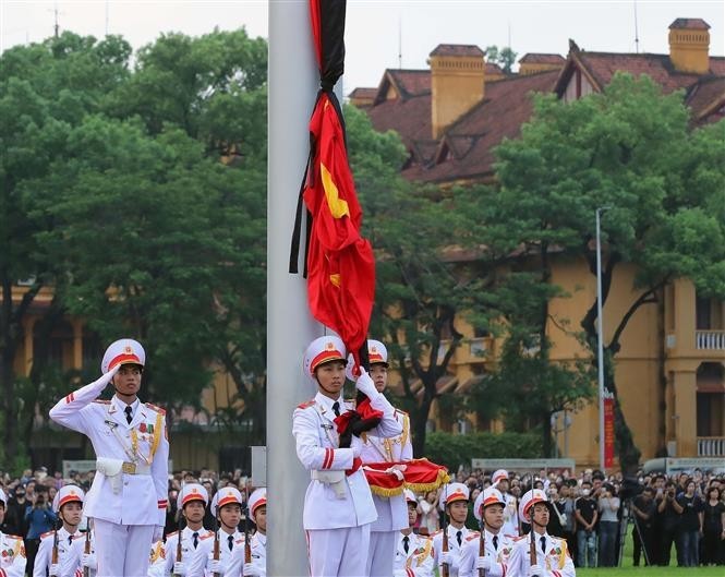 La ceremonia de izamiento de bandera nacional a media asta tuvo lugar a las 6:00 horas del 25 de julio en la plaza Ba Dinh. (Foto: VNA)