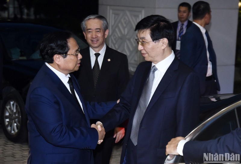 El jefe de Gobierno vietnamita recibe al miembro del Comité Permanente del Buró Político del Comité Central del Partido Comunista y presidente del Comité Nacional de la CCPPCh, Wang Huning.