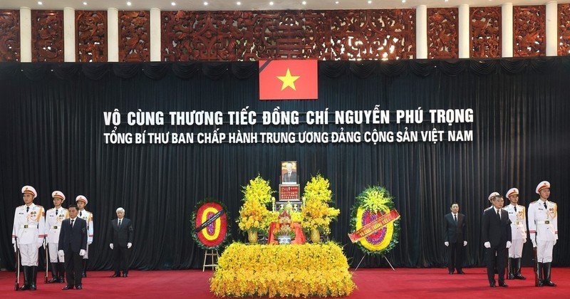 El ataúd del secretario general del PCV, Nguyen Phu Trong, en la Casa Funeraria Nacional en Hanói. 