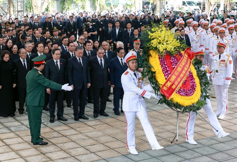 La delegación del Comité Central del Partido Comunista de Vietnam (PCV), encabezada por presidente To Lam, rinde homenaje al secretario general del PCV, Nguyen Phu Trong.