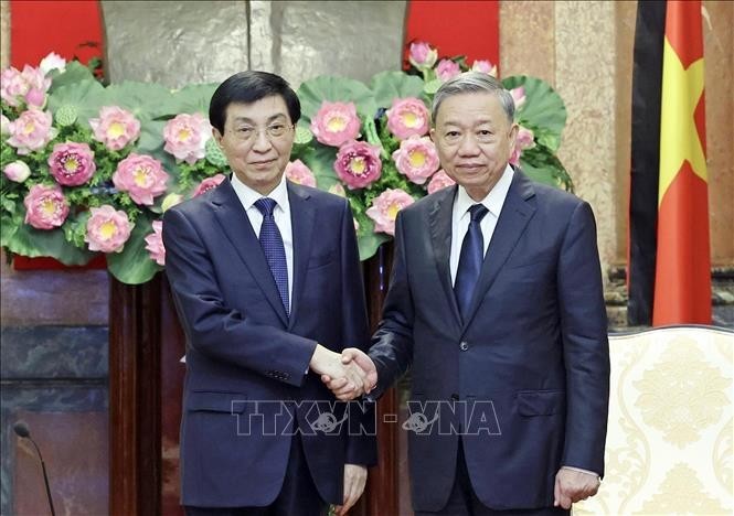 El miembro del Buró Político y presidente de Vietnam, To Lam, recibe al miembro del Comité Permanente del Buró Político del Comité Central del Partido Comunista y presidente del Comité Nacional de la Conferencia Consultiva Política del Pueblo Chino, Wang Huning. (Foto: VNA)