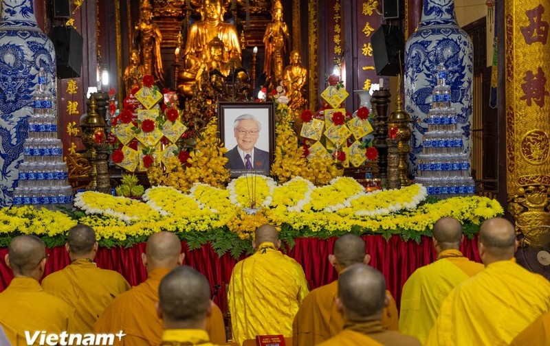 Ceremonia de réquiem para el secretario general Nguyen Phu Trong en la Pagoda Quan Su, Hanói. (Foto: VNA)