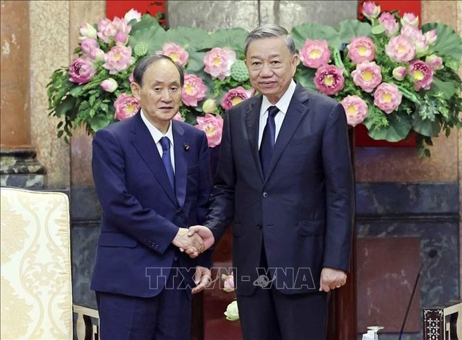 El presidente de Vietnam, To Lam, recibe en Hanói al enviado especial del primer ministro japonés y también expreemier de ese país, Suga Yoshihide. (Foto: VNA)