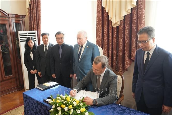 El primer vicepresidente del Consejo de la Federación de Rusia, Aleksey Yatskin, escribe el libro de condolencias. (Foto: VNA)