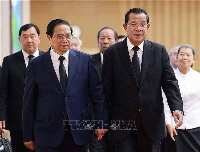 El primer ministro de Vietnam, Pham Minh Chinh, se reúne con el presidente del Partido Popular de Camboya y titular del Senado camboyano, Hun Sen. (Foto: VNA)