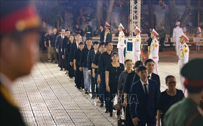 Pobladores rinden homenaje al secretario general Nguyen Phu Trong. (Foto: VNA)