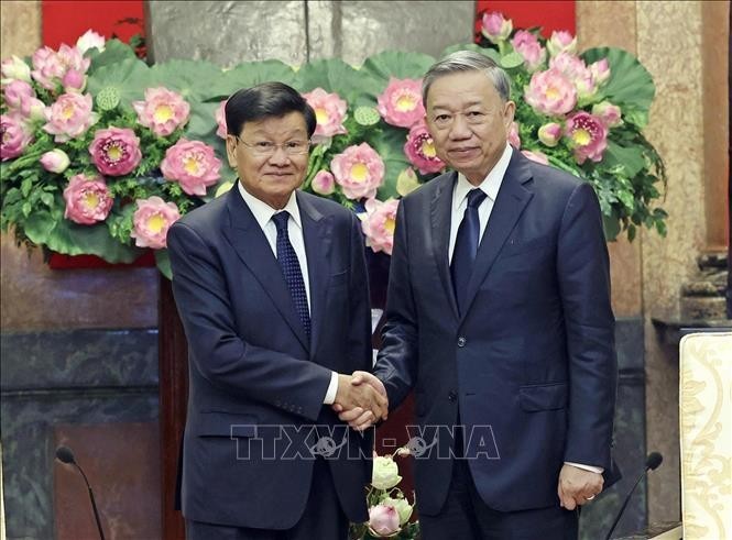 El presidente vietnamita, To Lam, recibe al secretario general del Comité Central del Partido Revolucionario Popular y presidente de Laos, Thongloun Sisoulith. (Foto: VNA)