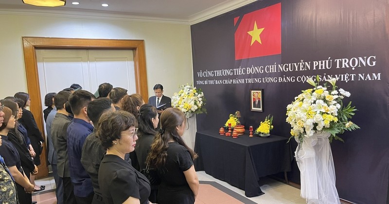 La Embajada de Vietnam en Indonesia organiza un acto de tributo para el secretario general del Partido Comunista (PCV), Nguyen Phu Trong. (Foto: VNA)