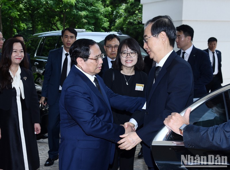 El primer ministro Pham Minh Chinh recibe al premier surcoreano, Han Duck Soo.