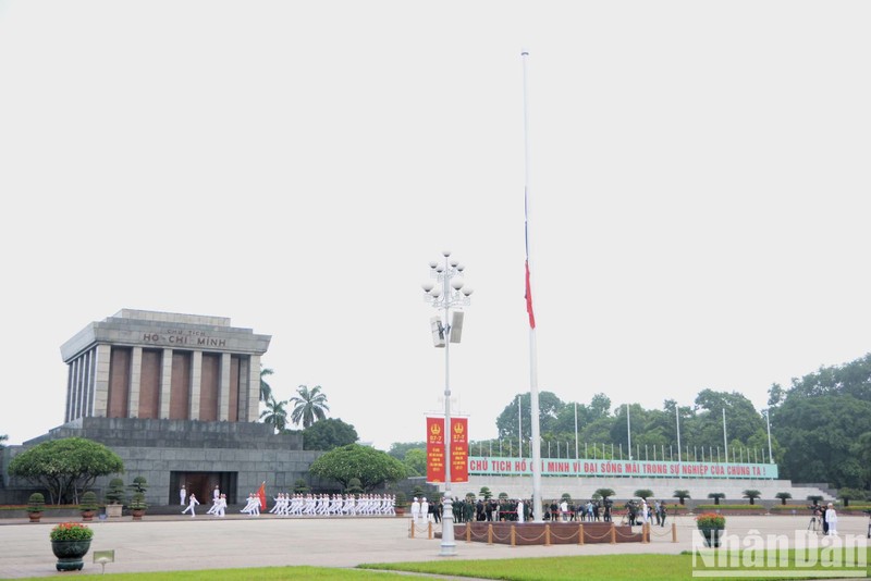 La ceremonia de izamiento de bandera nacional a media asta tuvo lugar a las 6:00 horas del 25 de julio en la plaza Ba Dinh, en Hanói. 