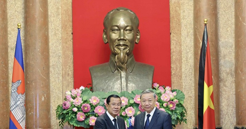 El presidente vietnamita, To Lam (en la derecha), y Hun Sen, presidente del PPCy titular del Senado de Camboya. (Foto: VNA)