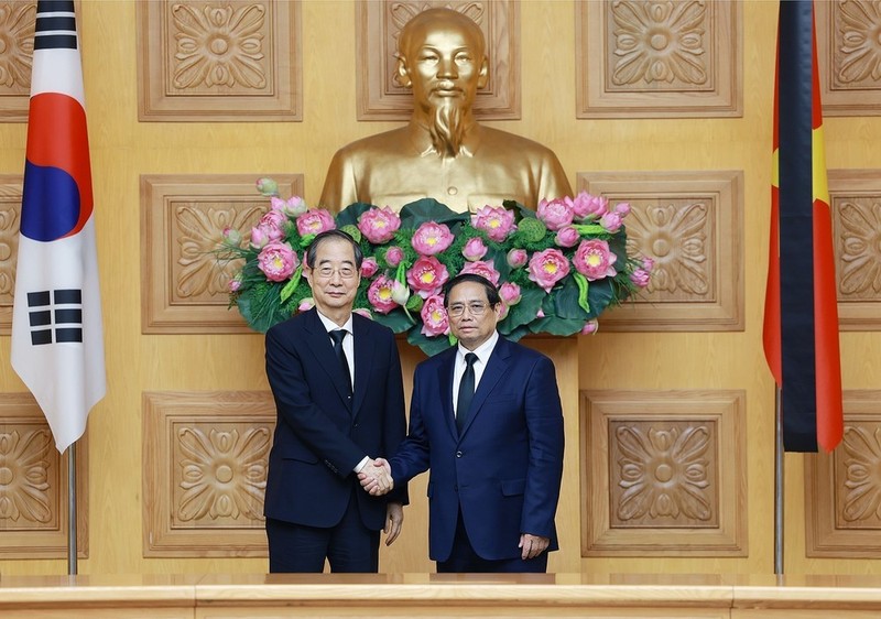 El primer ministro vietnamita, Pham Minh Chinh (D), y su homólogo surcoreano, Han Duck Soo. (Foto: VNA)