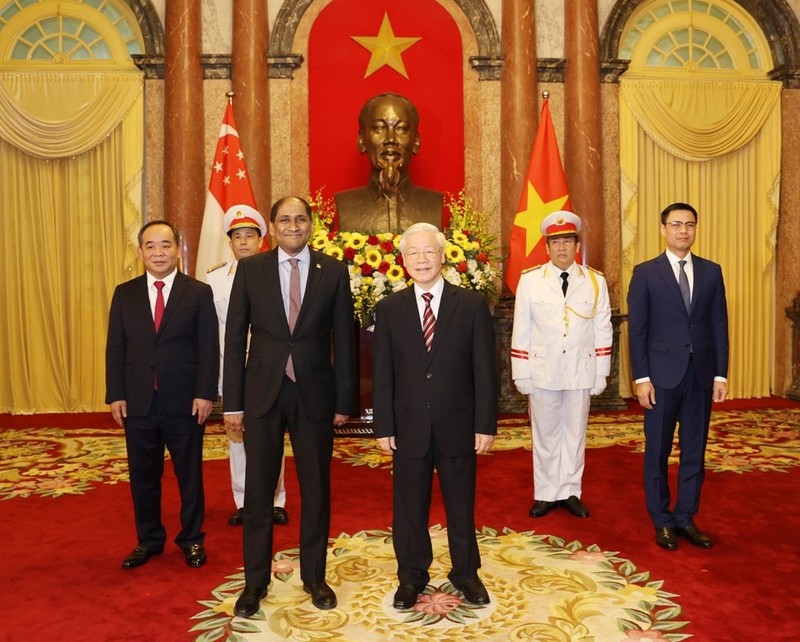 El secretario general del Partido Comunista y presidente de Vietnam, Nguyen Phu Trong, recibió Jaya Ratnam, embajador de Singapur en el país, quien le presentó sus cartas credenciales. (Foto: VNA)