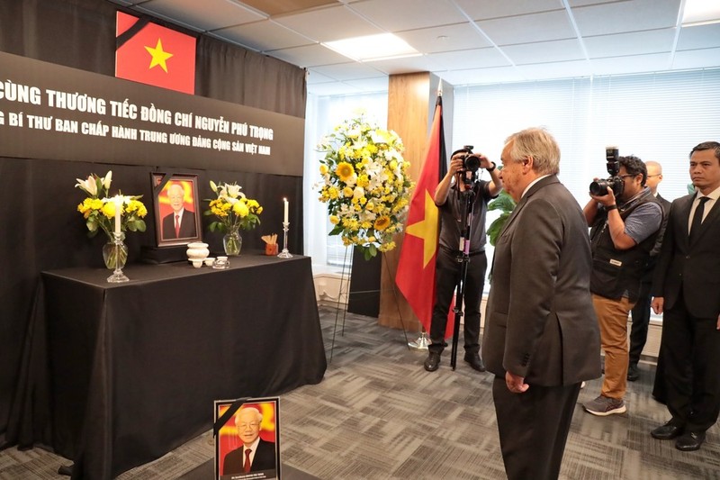 El secretario general de la ONU, Antonio Guterres, rinde homenaje póstumo al secretario general del PCV, Nguyen Phu Trong, en la sede de la misión permanente de Vietnam en Nueva York. (Foto: VNA)