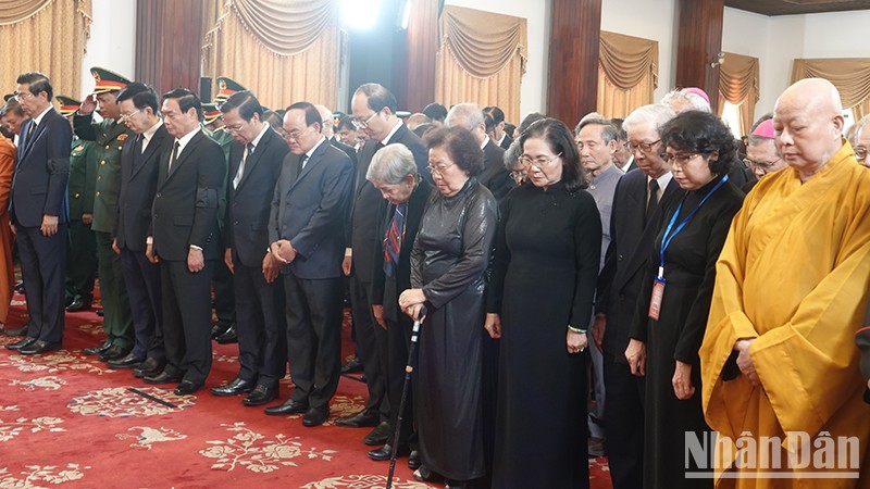 Los delegados guardan un minuto de silencio en memoria del secretario general Nguyen Phu Trong.